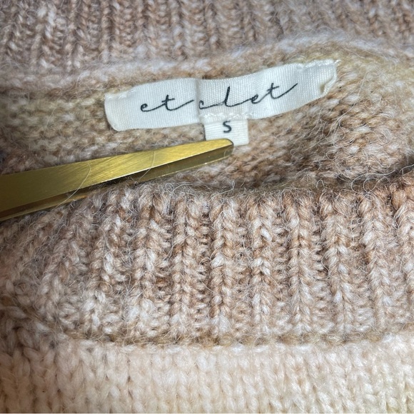 Et Clet Crop Sweater Peekaboo Back S
Fall Cozy Date - Picture 6 of 13